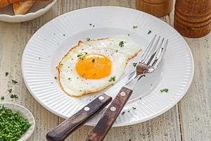 Salzen und pfeffern, dann mit Brot servieren. Fertig ist dein leckeres Spiegelei