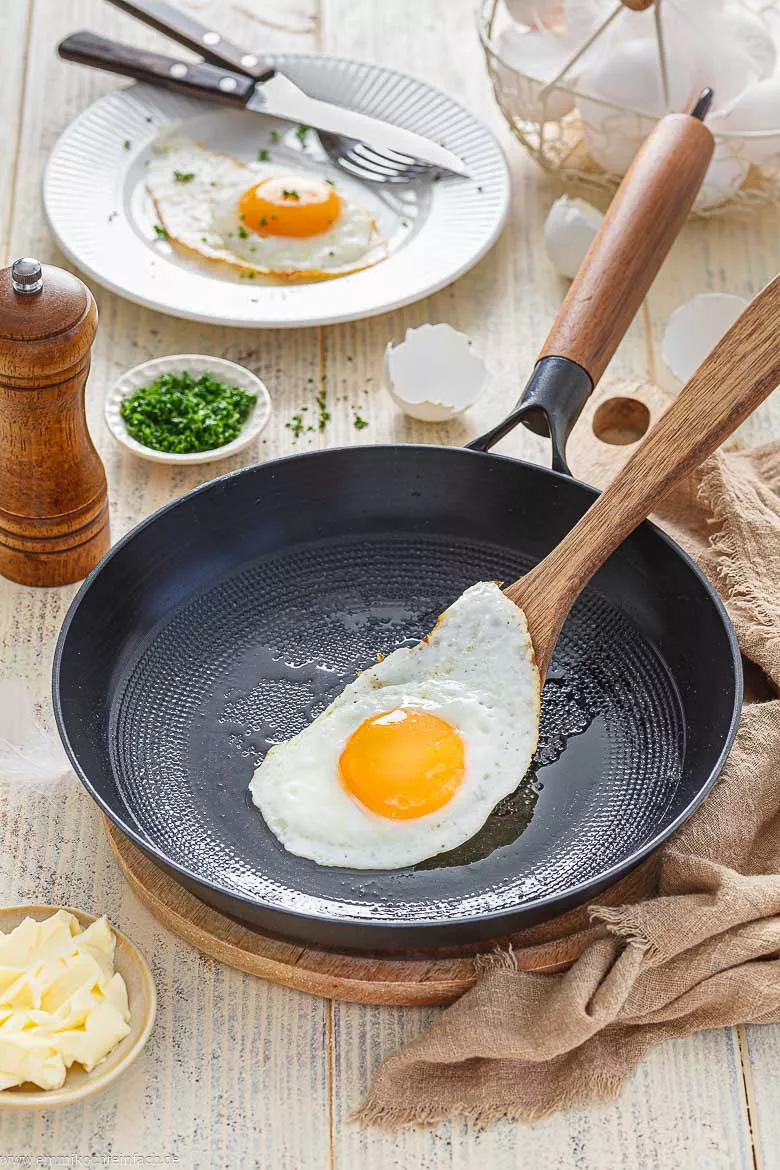 Eier in der Pfanne braten