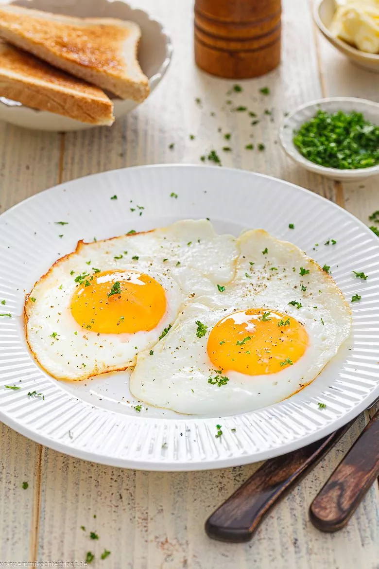 Spiegeleier mit Salz, Pfeffer und Petersilie