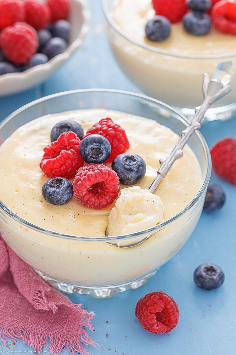 Vanillepudding mit frischen Beeren servieren