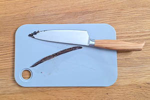 Vanilleschote aufschneiden und das Mark herauskratzen