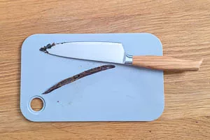 Vanilleschote aufschneiden und das Mark herauskratzen