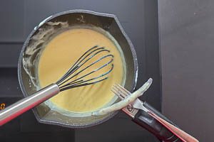 Vanilleschote entfernen, sobald der Pudding andickt