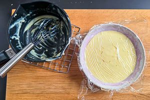 Pudding umfüllen, mit Folie abdecken und abkühlen lassen