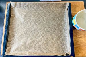 Backblech mit Papier auslegen und bereitstellen