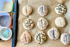 Brötchen nach Belieben mit Saaten und Kernen bestreuen