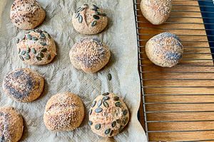 Fertig gebackene Weizen-Vollkornbrötchen auf einem Gitter auskühlen lassen