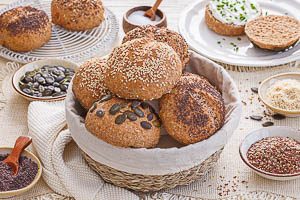 Frisch gebackene Brötchen lauwarm servieren