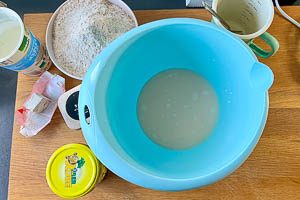 Hefe in lauwarmem Wasser auflösen