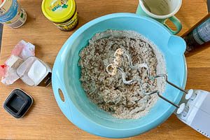 Brötchen-Zutaten zur aufgelösten Hefe geben und verkneten