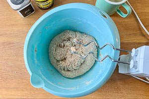 Teig verkneten, bis er sich von der Schüssel löst