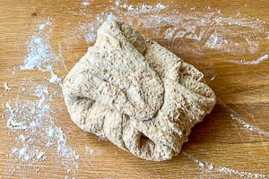 Teig kurz durchkneten und falten