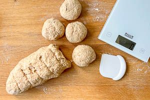 Brötchenteig mit einer Teigkarte teilen