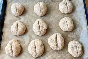 Brötchen formen und auf das Backblech legen