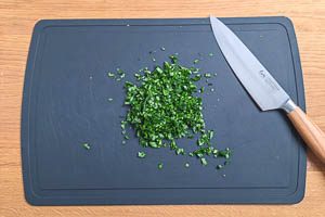 Bärlauch waschen und kleinschneiden