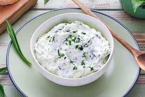 Frischen B&auml;rlauch-Dip in einer Sch&uuml;ssel servieren