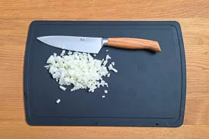 Zwiebel sch&auml;len und w&uuml;rfeln