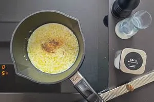 Milch und Gew&uuml;rze hinzugeben