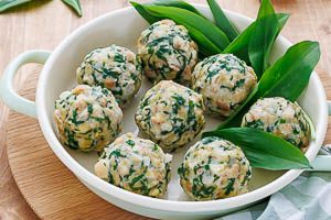 Bärlauchknödel frisch servieren