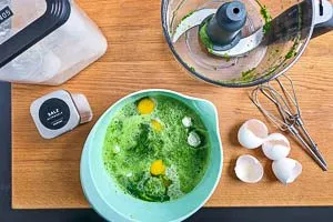 Mehl, Salz und Eier mit der B&auml;rlauchmasse vermengen