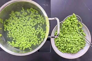 Sp&auml;tzle mit einer Schaumkelle absch&ouml;pfen
