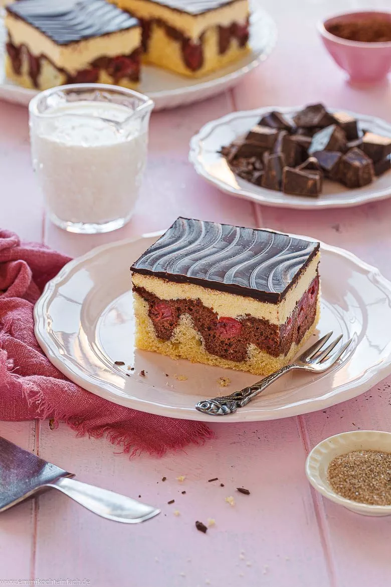 Blechkuchen mit Buttercreme, Schokoglasur und Kirschen