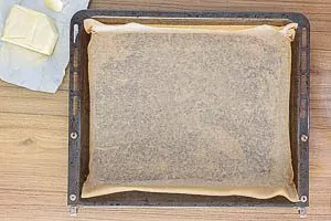 Backblech einfetten und mit Backpapier belegen