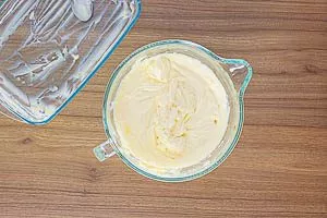 Pudding und Butter zu einer Buttercreme verr&uuml;hren