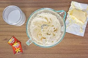 Butter, Zucker und Vanillezucker verr&uuml;hren