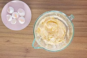 Eier in die Sch&uuml;ssel zur Buttermasse geben