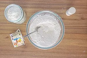 Mehl, Backpulver und Salz vermischen