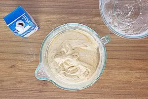 Trockene und feuchte Zutaten f&uuml;r den Donauwelle-Teig vermengen