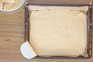 Hellen Donauwelle-Teig auf dem Backpapier verstreichen