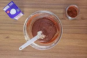 Backkakao zu einer H&auml;lfte des Teigs hinzugeben