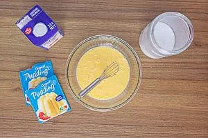 Vanillepudding-Pulver, Milch und Zucker miteinander verr&uuml;hren