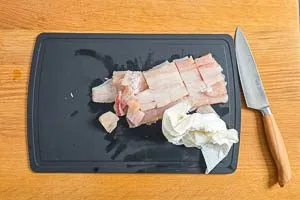 Seelachsfilet trocken tupfen bzw. tiefgek&uuml;hlten Fisch auftauen lassen