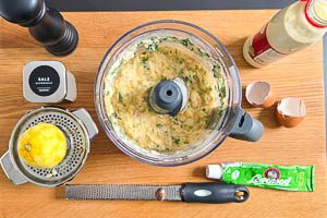 Fischfilet. Sahne, Senf, Eier, Zitronensaft, Salz, Pfeffer, Muskatnuss und Kr&auml;uter im Multizerkleinerer mixen