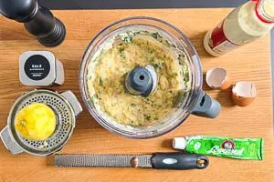 Fischfilet. Sahne, Senf, Eier, Zitronensaft, Salz, Pfeffer, Muskatnuss und Kr&auml;uter im Multizerkleinerer mixen