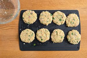 Fischfrikadellen mit den H&auml;nden formen