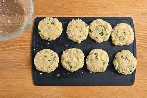 Fischfrikadellen mit den H&auml;nden formen