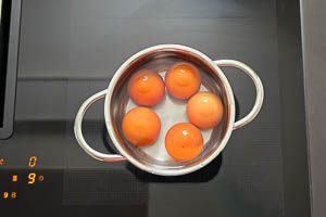 Eier kochen, abschrecken und pellen