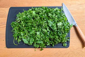 Kräuter waschen und schneiden
