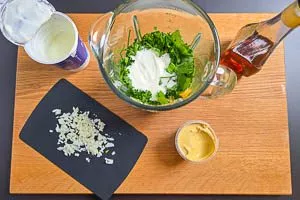 Alle Zutaten f&uuml;r die Frankfurter So&szlig;e in einen Zerkleinerer geben