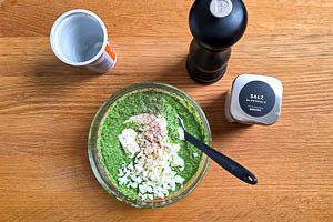 Mit Schmand, Eiweiß, Pfeffer und Salz verfeinern