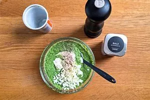 Mit Schmand, Eiwei&szlig;, Pfeffer und Salz verfeinern