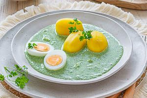 Sieben-Kräuter-Soße mit frischen Pellkartoffeln und Eiern servieren