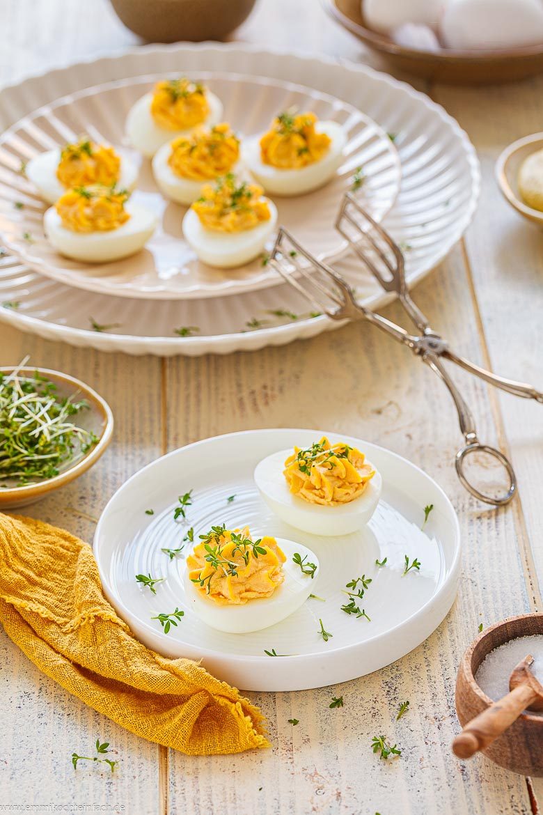 Eiwei&szlig;h&auml;lften mit Eigelbf&uuml;llung und Kresse