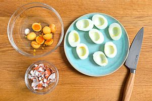 Eier halbieren und Eigelbe aus den Eiwei&szlig;h&auml;lften herausl&ouml;sen