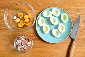 Eier halbieren und Eigelbe aus den Eiwei&szlig;h&auml;lften herausl&ouml;sen