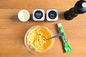 Eigelbe mit weiteren Zutaten vermengen